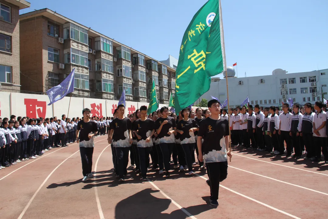 忻州一中举行2021届学生三载春华秋实，今朝亮剑出征