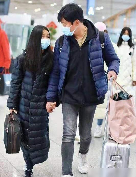 佟大为一家五口出行，14岁女儿身高超1米7，小儿