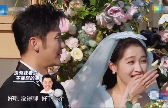 ​关晓彤穿婚纱出场李晨单膝下跪迎接谁注意晓彤救场举动暴露情商