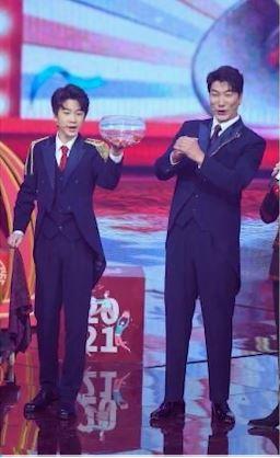 13岁天天与张亮同框，身高接近1米8，穿西服颜值