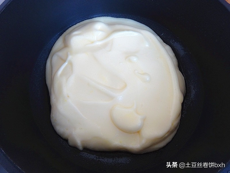 平底鍋就能完成的、入口即化的舒芙蕾式蛋糕，簡單好做，太好吃