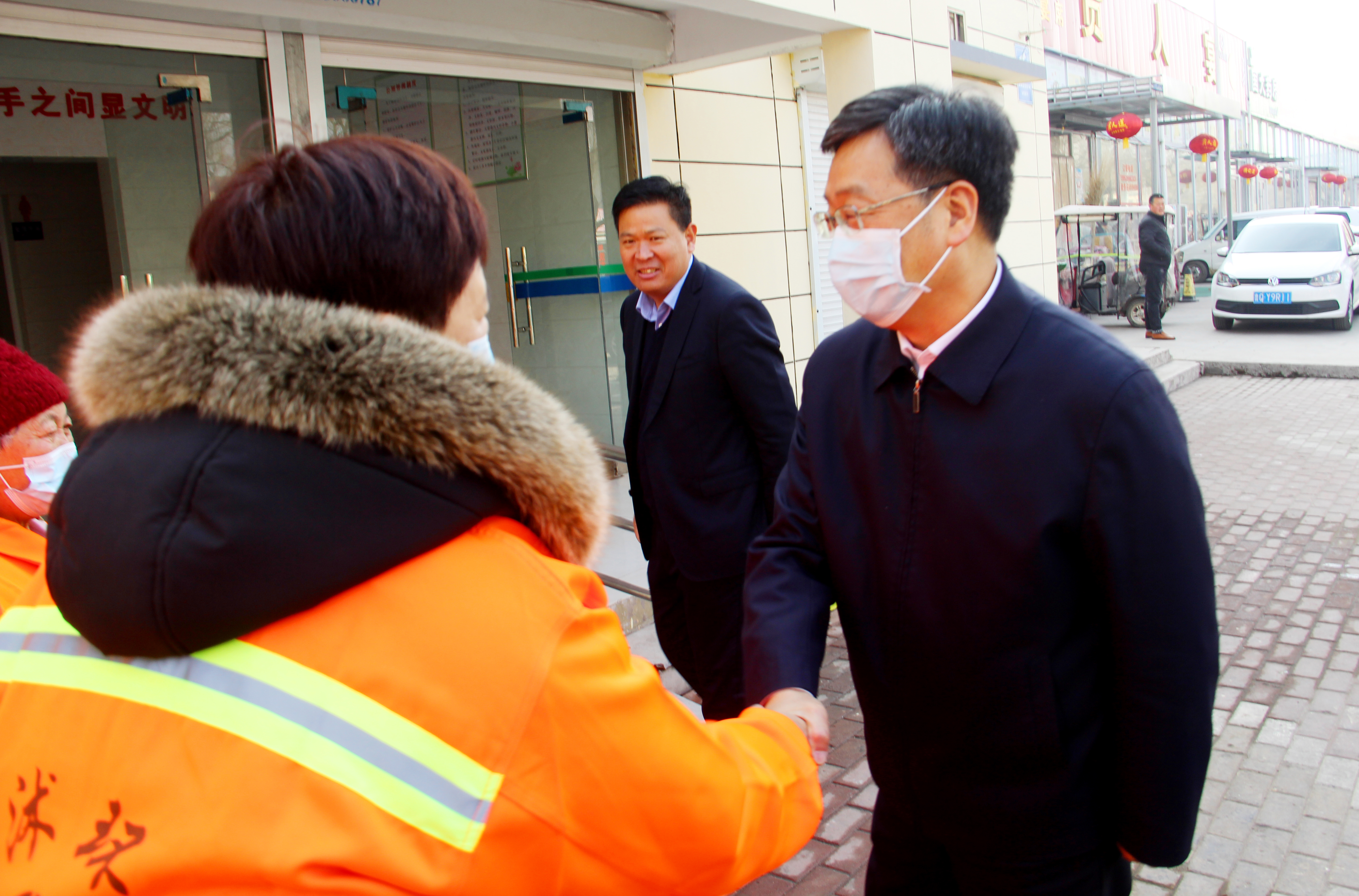 临沭县委书记刘飞带队慰问春节坚守岗位的环卫工人