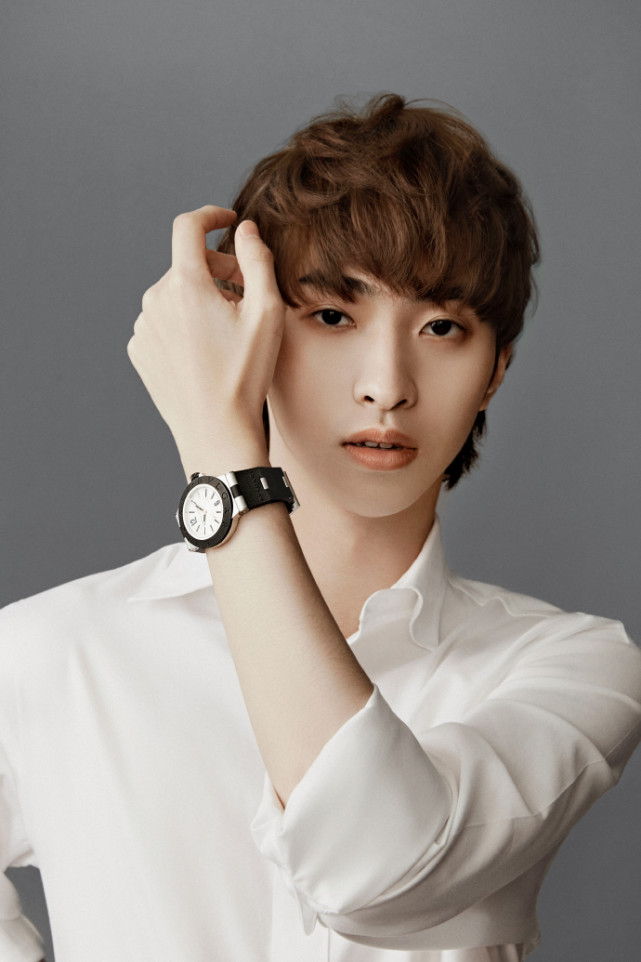 53岁伊能静与19岁儿子合体拍广告，母子穿亲子装同框像姐弟