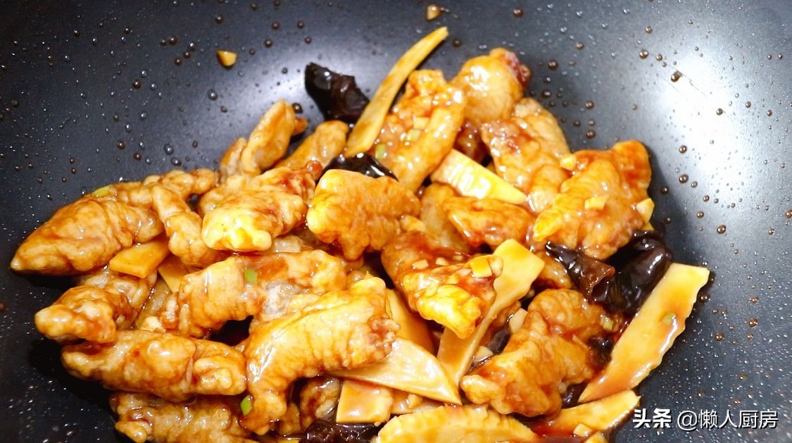 五花肉裹上澱粉糊，加一碗料汁炒，太下飯了，外皮想要更脆有竅門