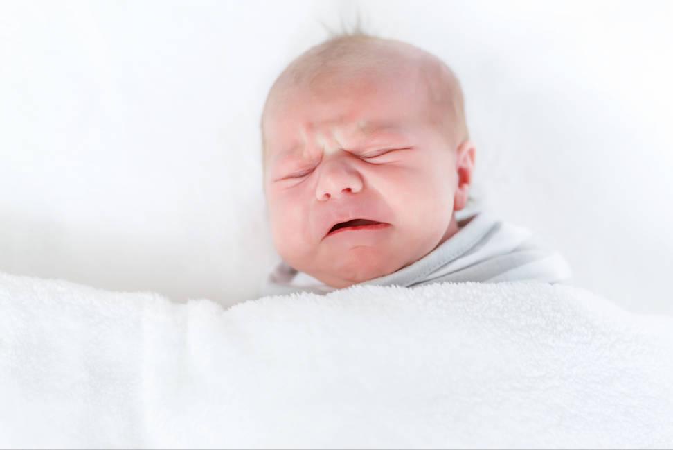 why-do-newborn-babies-cry-at-night-want-to-breastfeed-and-toss