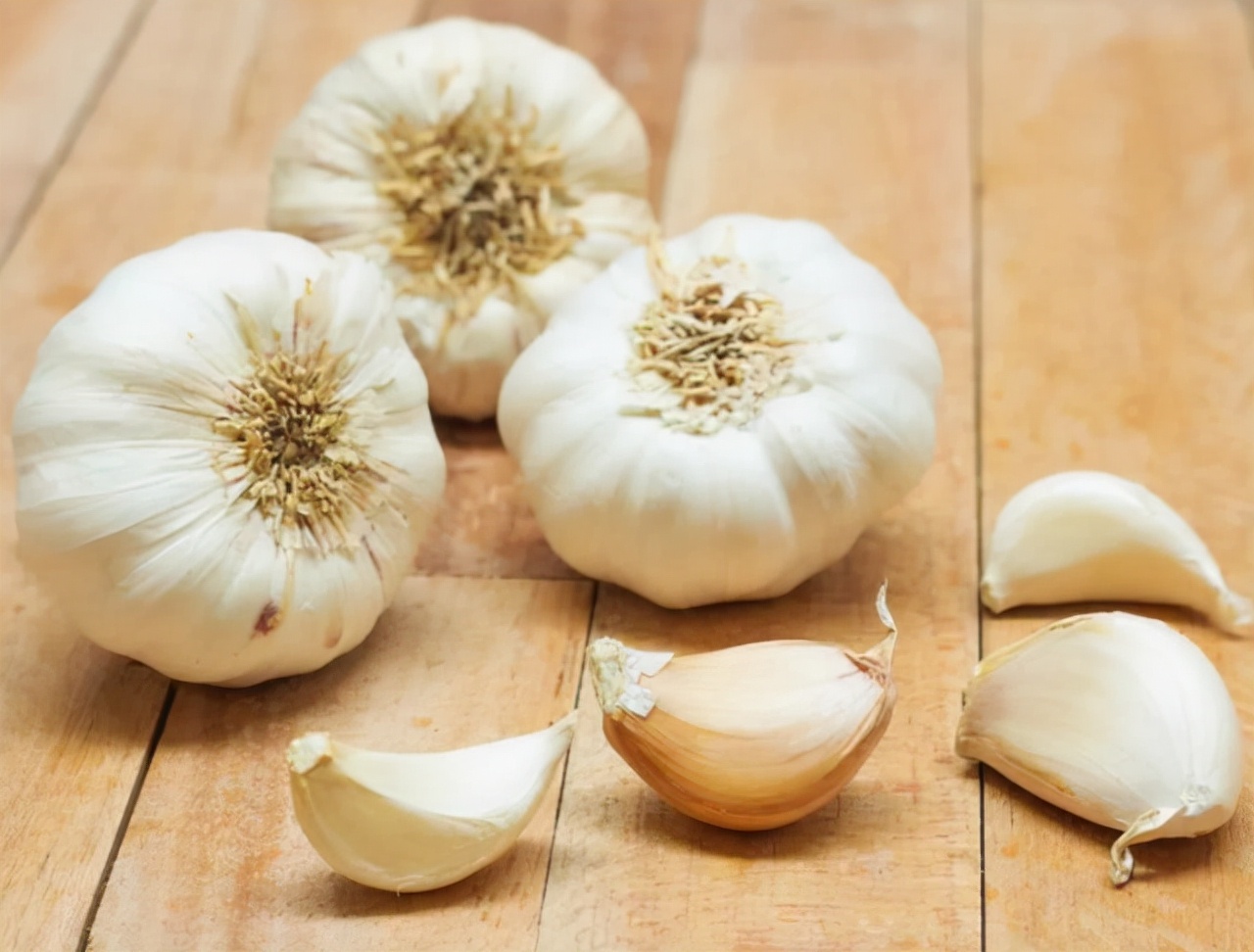 What are the benefits of rubbing garlic twice on your eyebrows?Finished reading the knowledge