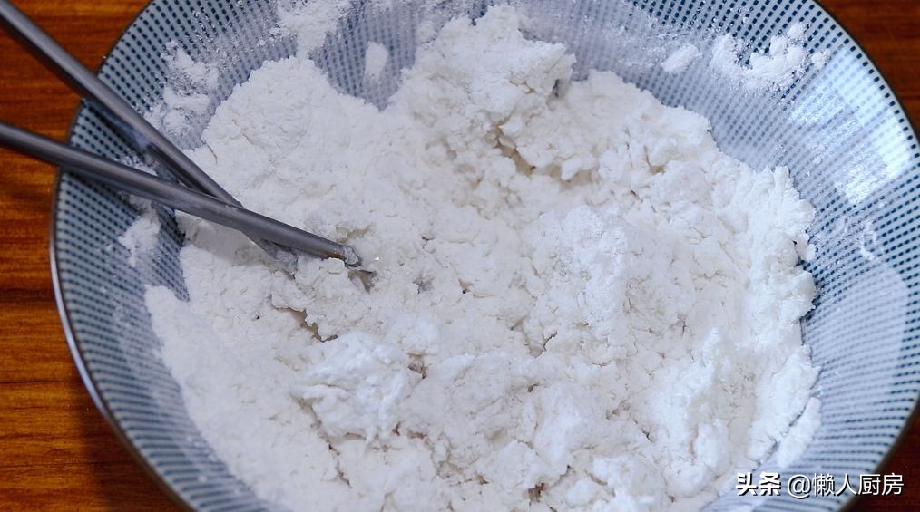 年糕不用買，撒點糯米粉，加點熱水自己做，咬一口，還會爆漿