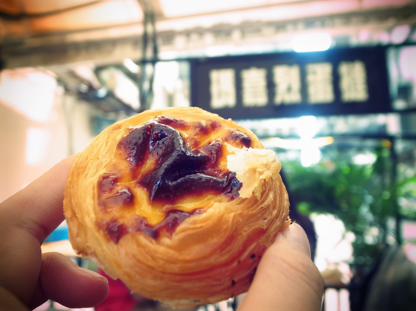 Egg tart every bite, the corner of the mouth will overflow with a sweet dessert with egg