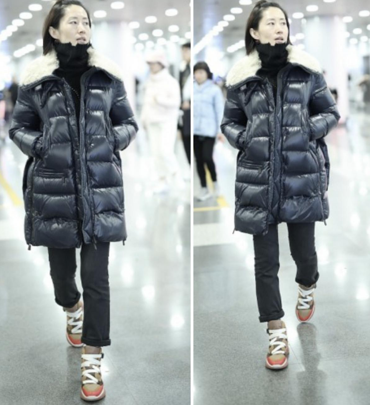 刘敏涛发型有些显头长，素颜现身机场穿羽绒服
