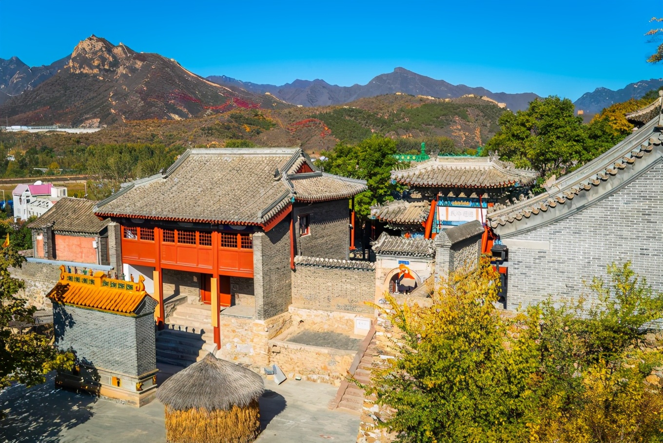 There is an ancient village in Miyun, Beijing. It used to be the first pass to Beijing. There are a large number of cultural relics.