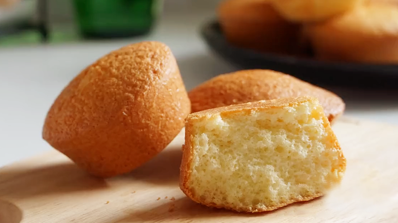 想吃小蛋糕不用買，4個雞蛋半碗麵粉，教你簡易做法，蓬鬆又香甜