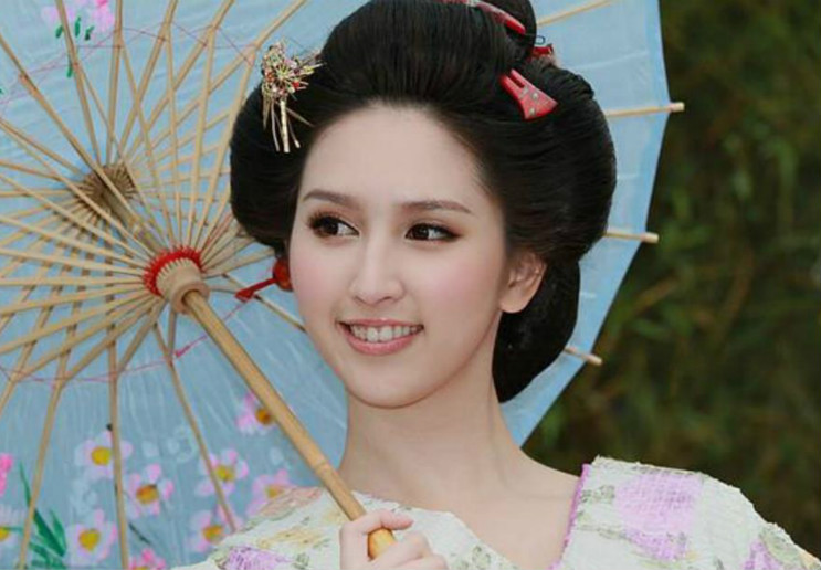 何傲儿：为帮父亲同意“爷孙恋”，每月得百万