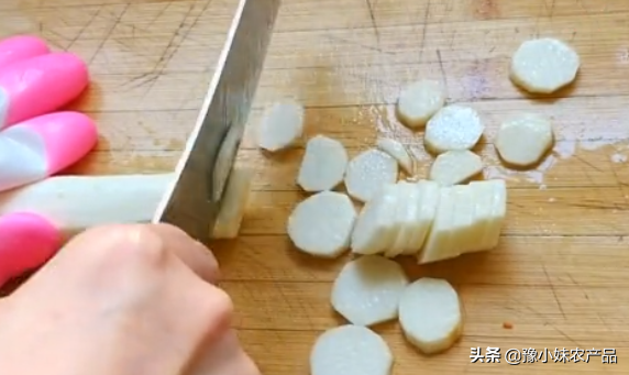 铁棍山药+鸡蛋做成小面食，内里绵软表皮香脆，香喷喷像小面包