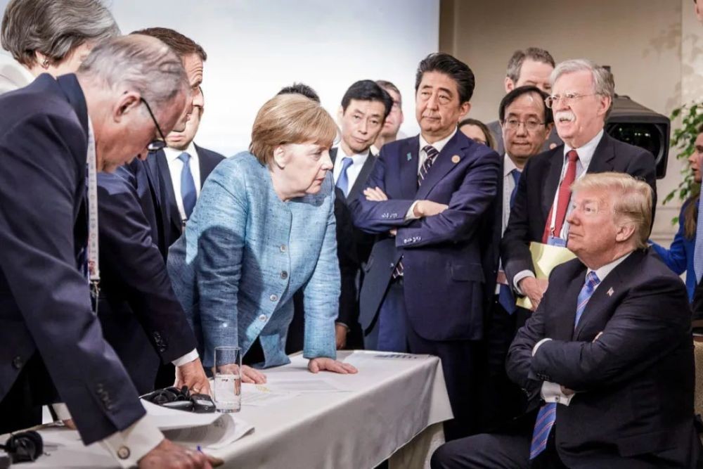 G7峰會很熱鬧，菅義偉兩次照相“沒位置坐”，日本為啥不受待見