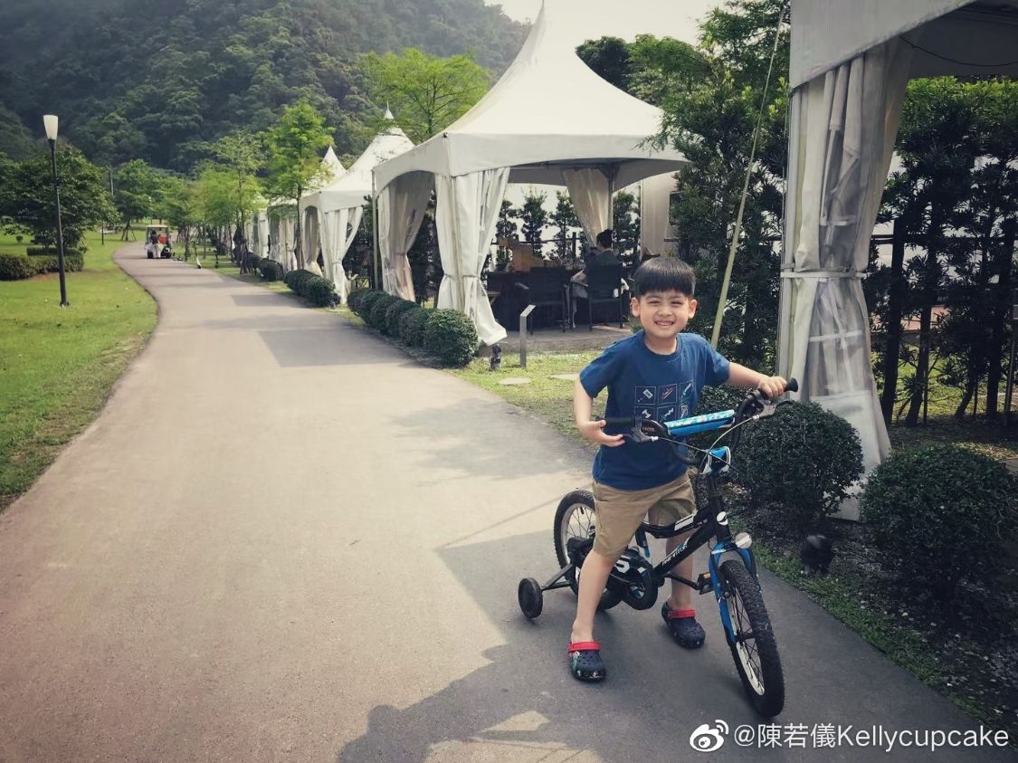 林志穎嬌妻陳若儀曬露營照片，Kimi長成大男孩，雙胞胎出鏡超可愛