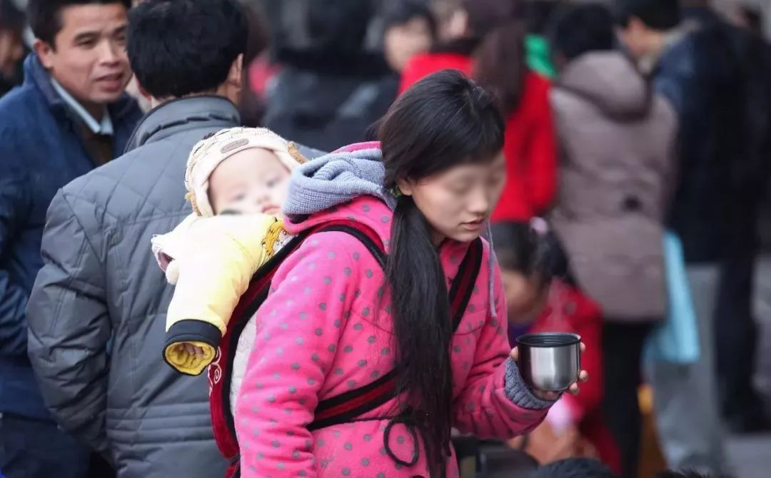 河南被困女婴获救，母亲遇难时保持托举姿势，把生的希望留给孩子