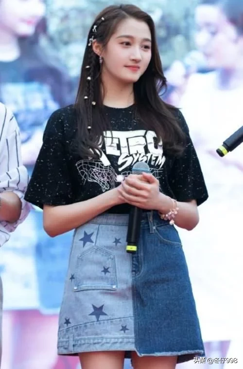 关晓彤把裙子故意“倒着穿”，原以为很另类，