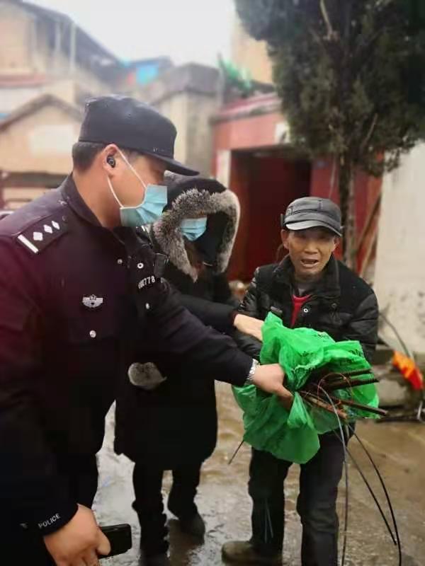 新闻现场：湖北孝感七旬老人雪天迷路 民警护送安全回家