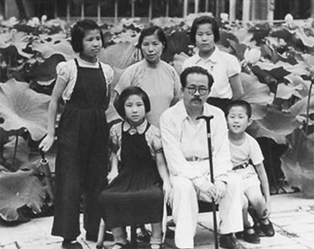 1949年建国大典，毛主席携任弼时长女任远志登天安门，代其父位置