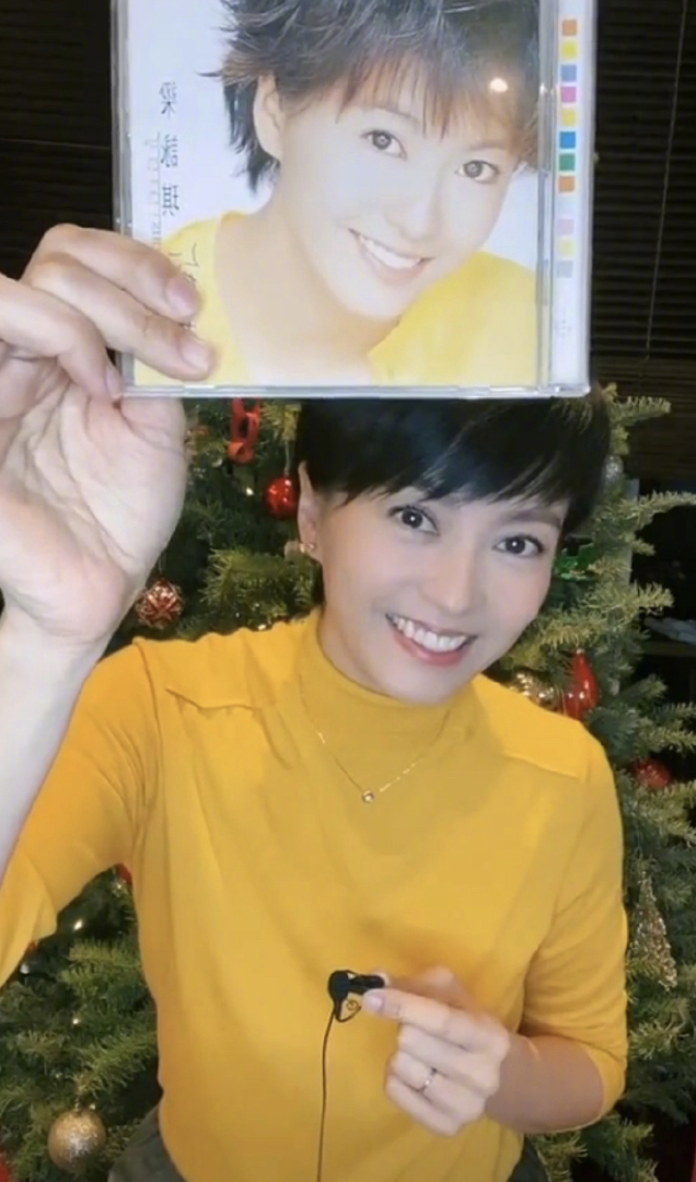 梁詠琪曬23年前後對比照，展現同款笑容，肌膚緊緻容顏未改