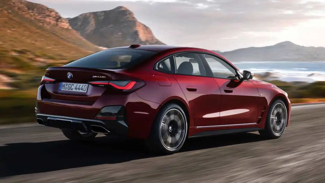 这款宝马轿车使用无框车门、空间不输3系，比跑车更拉风