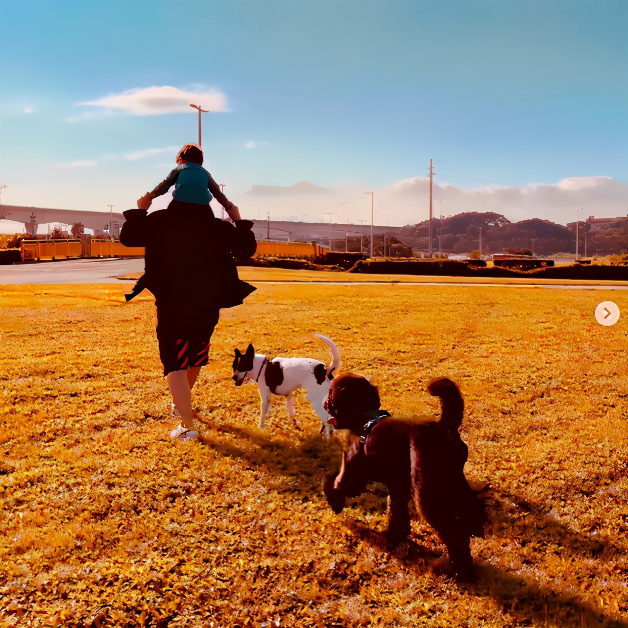 周杰倫夫婦同框秀恩愛，夫妻赤腳水中嬉戲，昆凌曬老公視角照超仙