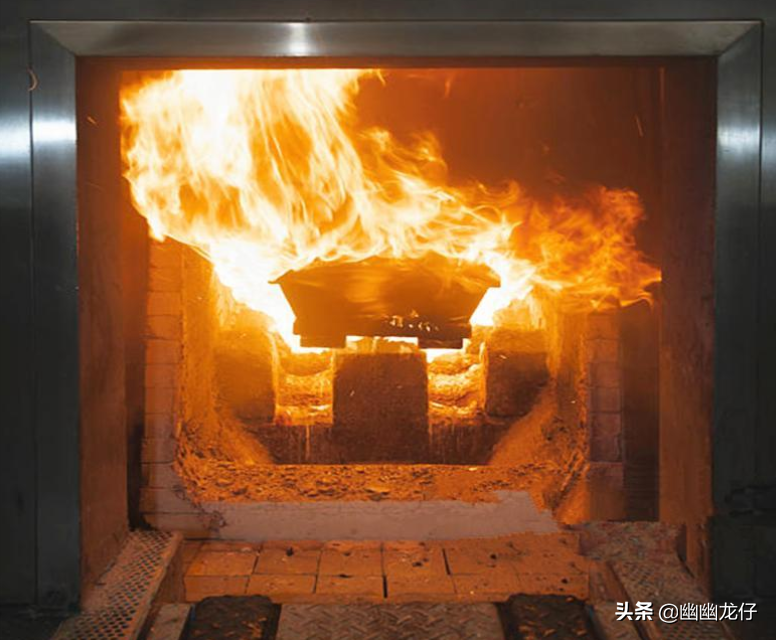 科学解密“人体自燃”，神秘现象背后的科学依据——烛芯效应