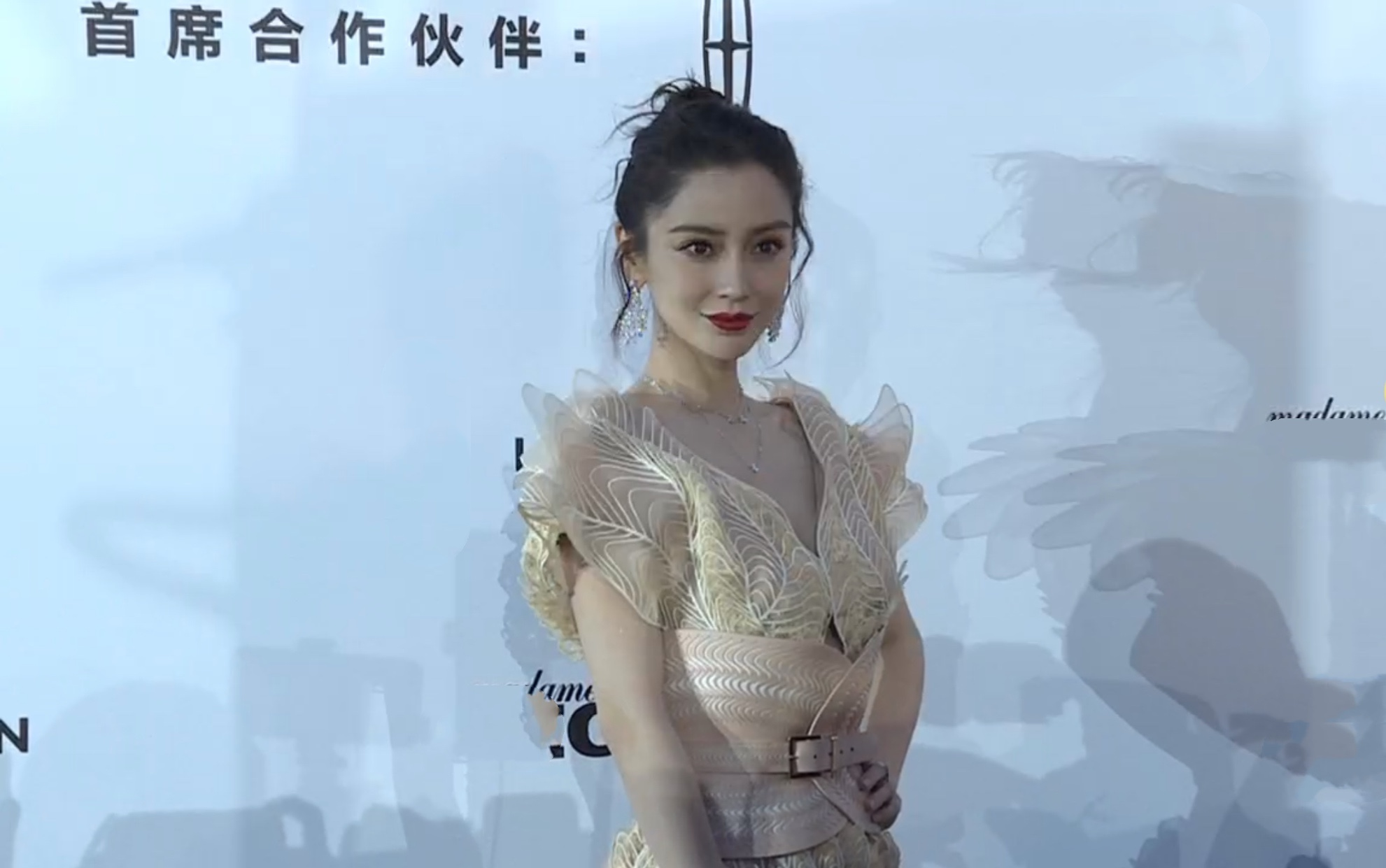 風(fēng)尚盛典顏值比美：baby勒出螞蟻腰，44歲曾黎像吃了防腐劑