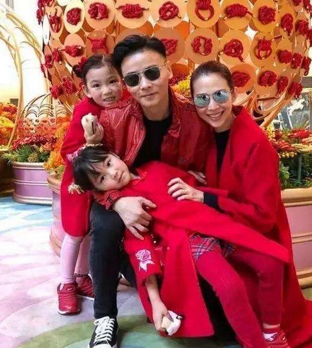 蔡少芬教兒子丟垃圾，小傢伙跪地擦地板超可愛，星二代一點不嬌氣