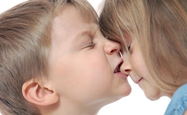 孩子喜欢“咬人”，可能是处于敏感期，3个方法帮他们平稳度过