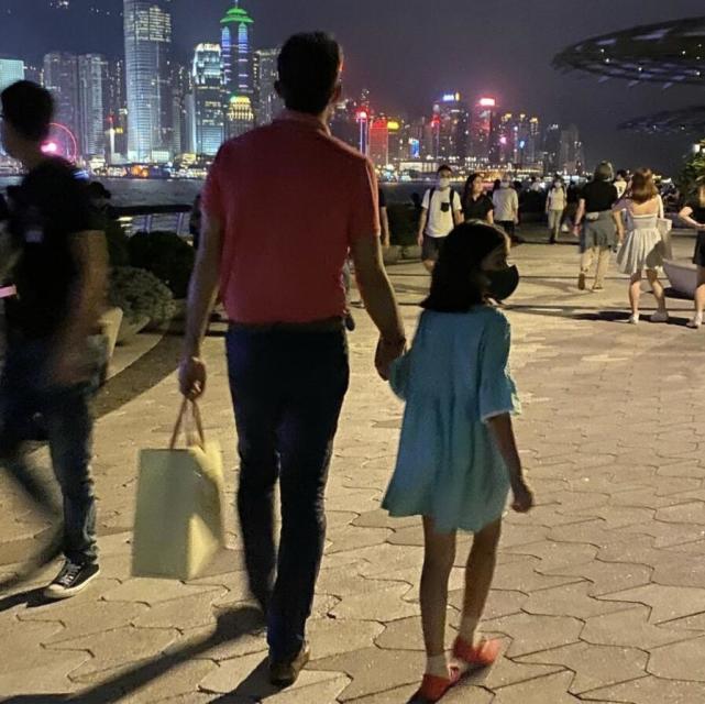 梁咏琪一家三口散步，6岁女儿身高快到妈妈肩膀，五官精致超漂亮