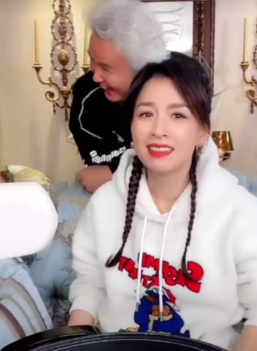 50岁张庭直播翻车，儿子当场质疑作秀，老公在旁