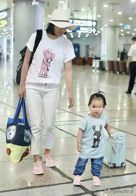 朱丹素颜现身机场，全家肤色成为亮点，周一围
