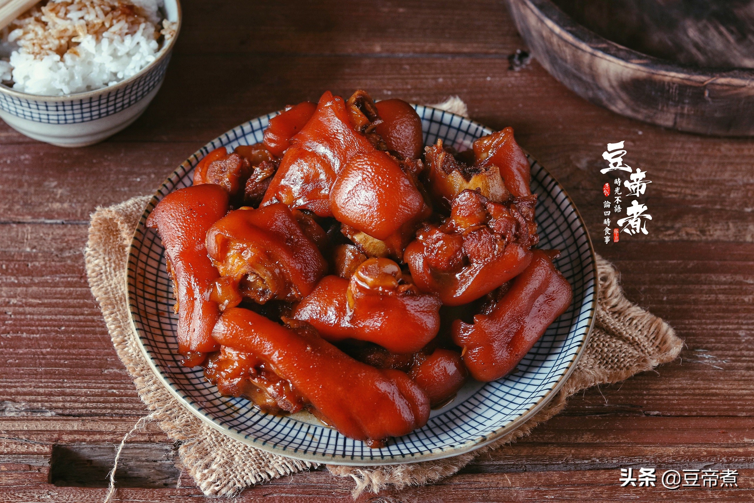 “毛豬”價格跌破10塊錢，趁著豬肉降價，鹵點豬腳解解饞，真香