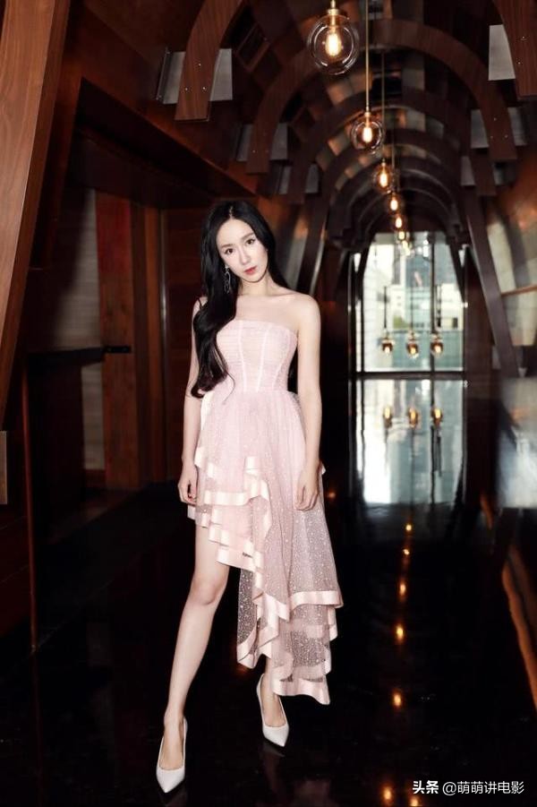 娄艺潇连衣裙咋穿的？只用三根绳吊着三片布，也不怕掉下去