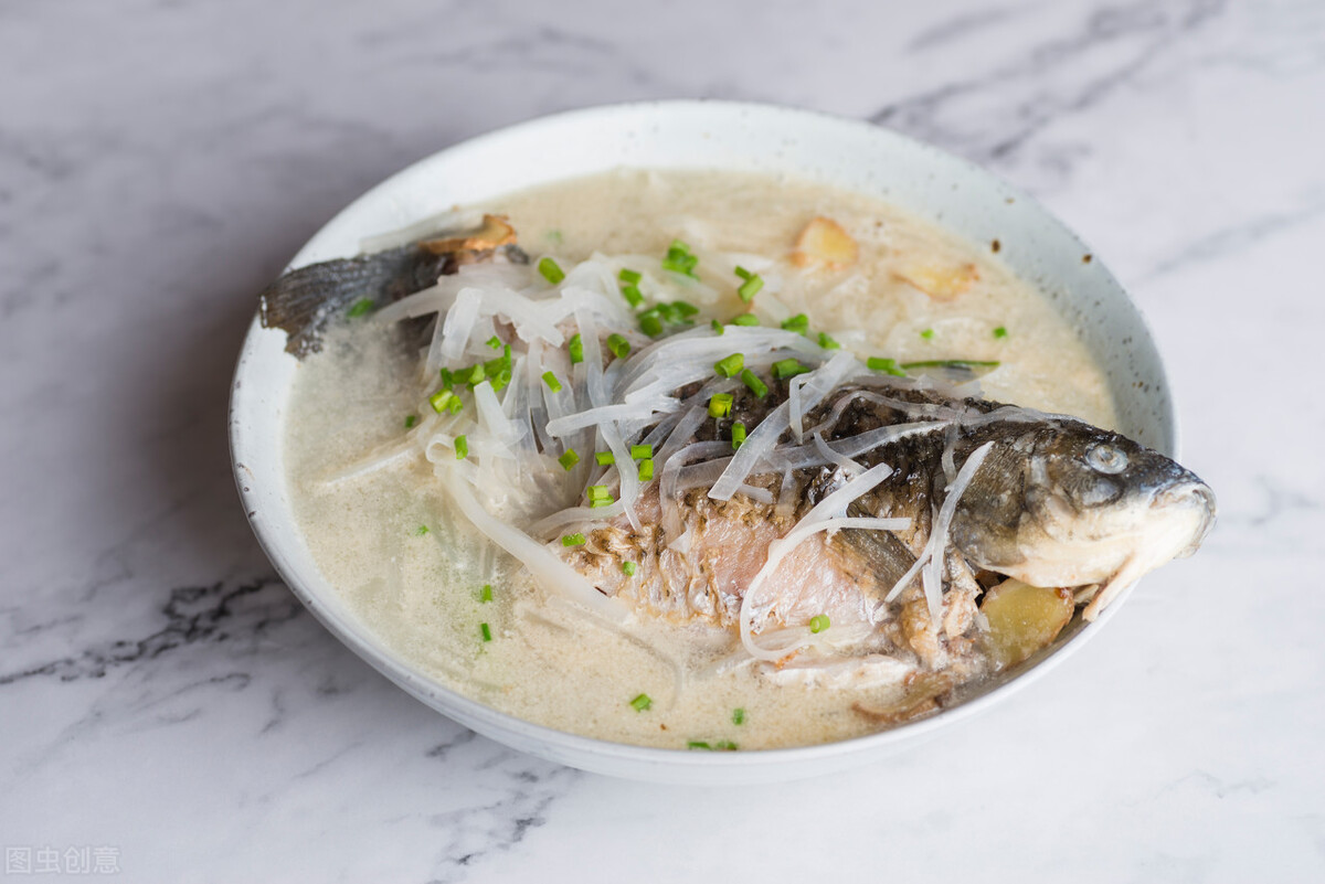 燉魚湯時，別直接下鍋，多加1步，魚湯香醇奶白還沒有腥味