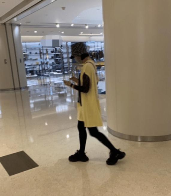 唐艺昕刚生完孩子独自逛街，身形走样还没老公陪伴，背影略显落寞