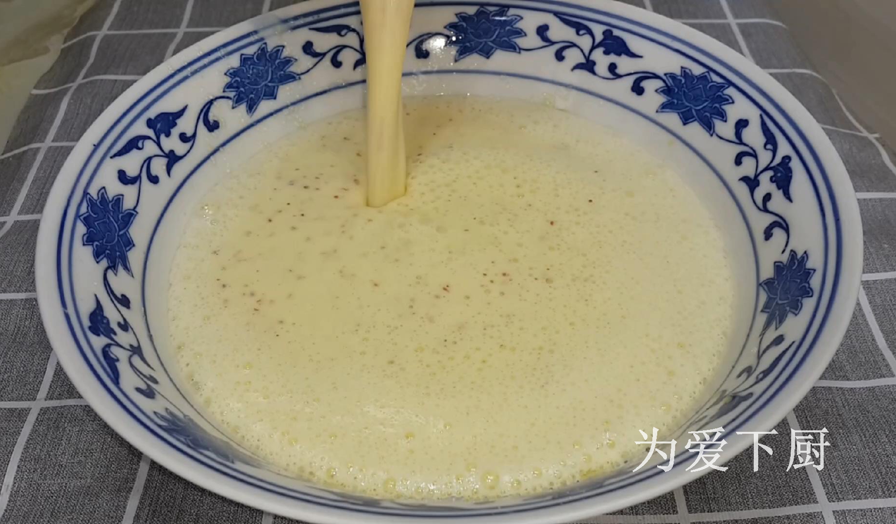 發糕別直接蒸著吃了，加2個蘋果，鬆軟香甜，保證孩子愛吃不挑食