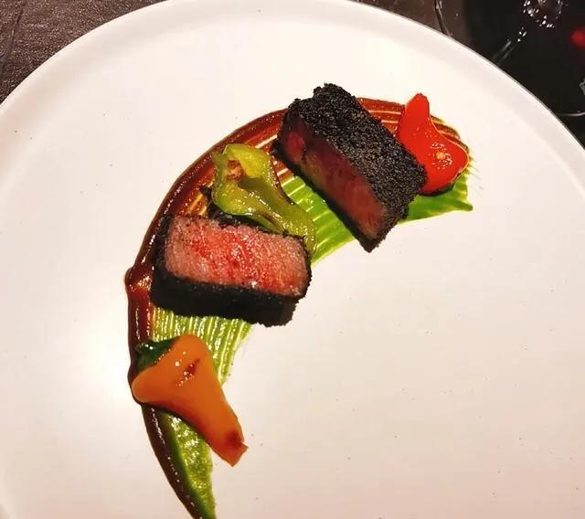 佟丽娅晒宵夜，一桌菜2000元，网友留言：一口一