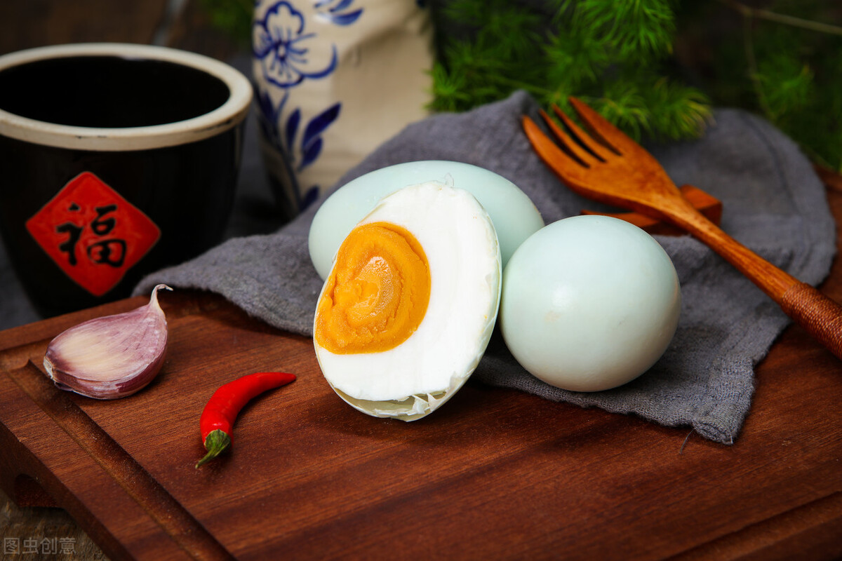 鴨蛋醃製很簡單，不要只會加鹽，多加一個步驟，鴨蛋易流油和起沙