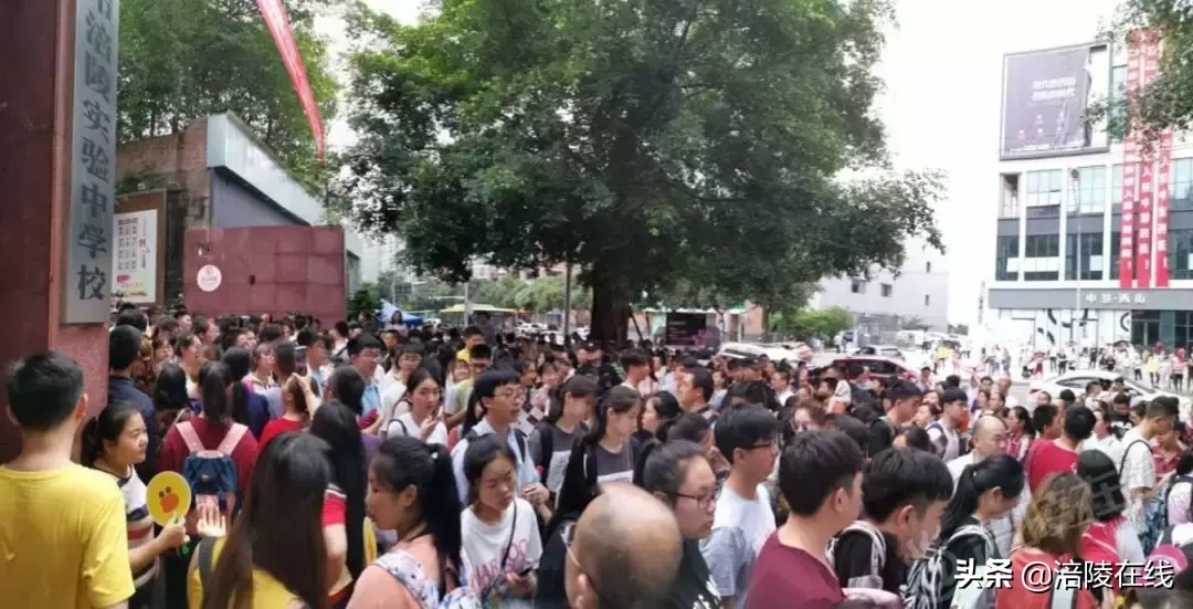 直击涪陵高考最后一科现场,当年你们考完,走出考场是什么感觉?