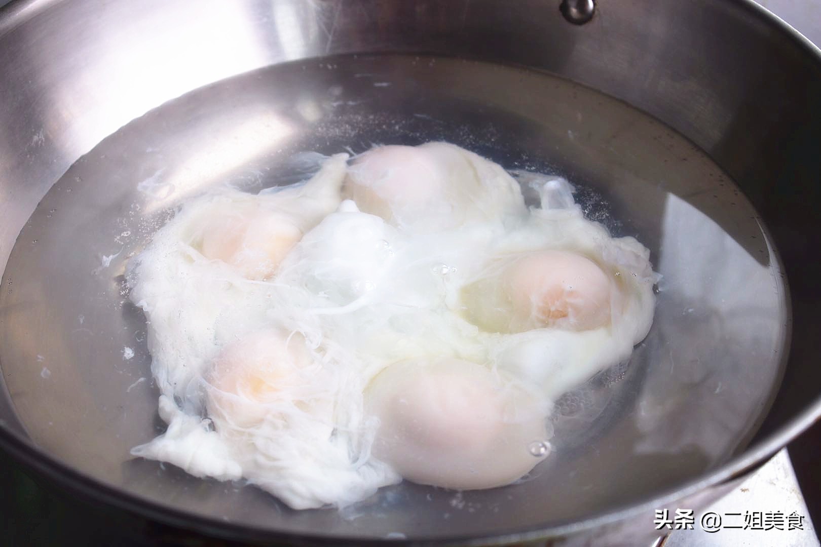 水煮荷包蛋，水开下锅煮是错的！大厨教您一个妙招，不散花还完整