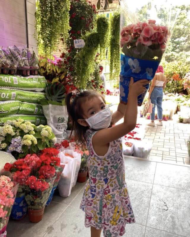 霍啟剛郭晶晶陪孩子過週末，哥哥帥氣，二妹霍中妍扎雙馬尾好可愛