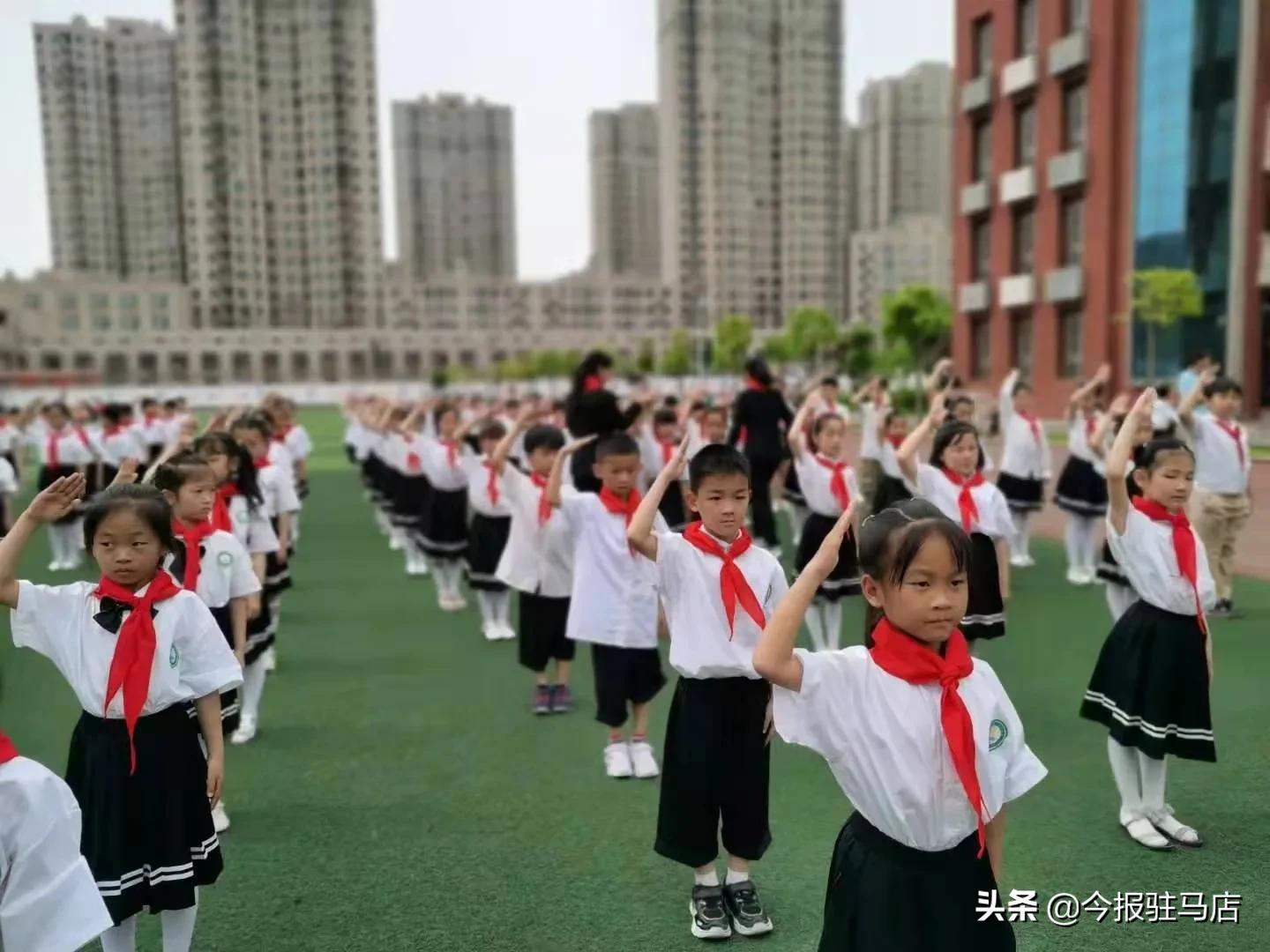 驻马店市第三十六小学怎么样?2021新队员入队仪式(图12)