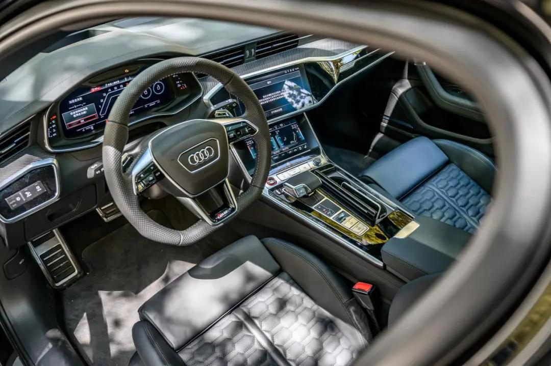 试完这台奥迪8缸性能车后发现，原来性能车也能很舒适