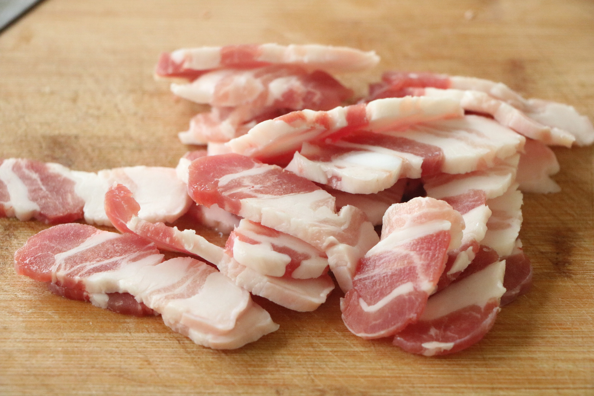 豆腐這樣燉太費米飯了，用砂鍋煲一鍋，滑嫩入味，太適合冬天吃了