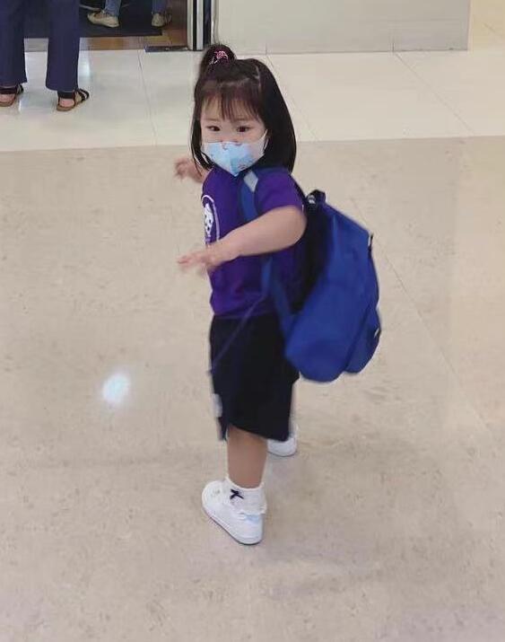 李亞男曬大女兒第一天上幼兒園，2歲天韻自己背書包，獨立又乖巧