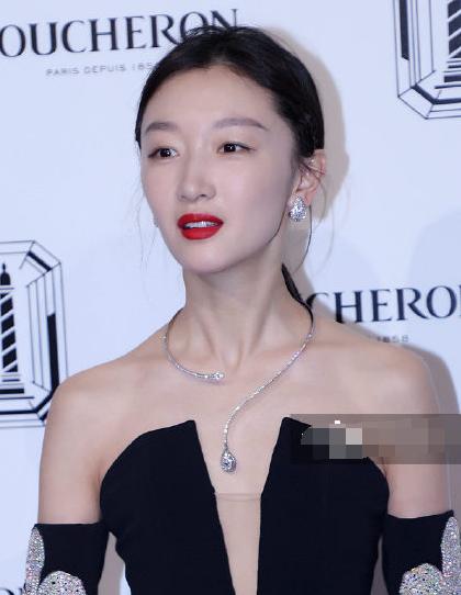 29-year-old Zhou Dongyu is too thin!Wearing a tube top skirt is split up  and down, and the side profile is as thin as a flat plate - iMedia