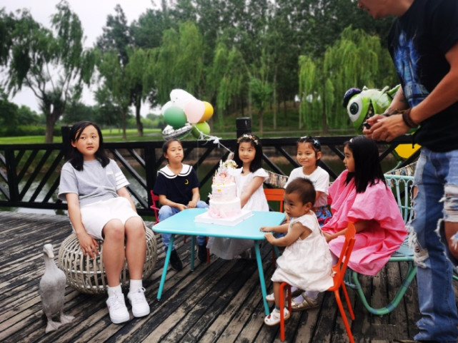 张亮为女儿庆6岁生日，妹妹穿公主裙对着蛋糕许愿，似长发版天天