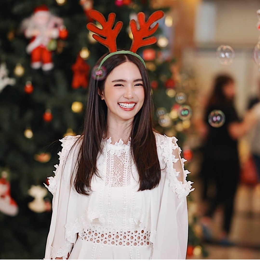 大火泰剧《粉之罪》的主演Bua穿着圣诞服，打扮得又甜又可爱。